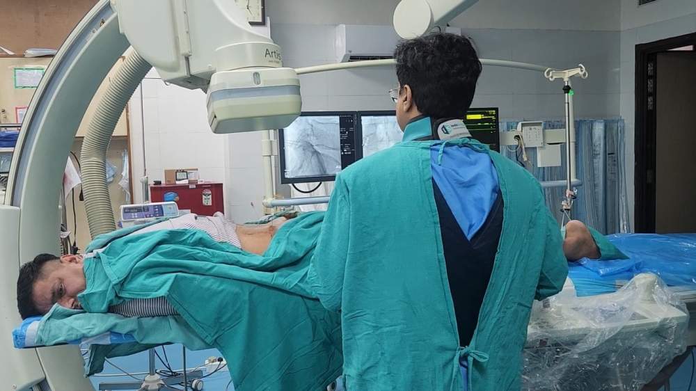 Dr. Sandeep Sharma performing fluoroscopy-guided spinal procedure for back pain treatment at IRfacilities India